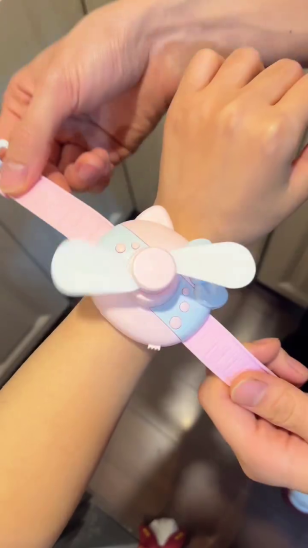 Cute Cartoon Wearable Mini Fan Watch with Adjustable Strap – Portable USB Rechargeable Wristband Cooling Fan for Kids and Adults, Lightweight Silent Operation with Soft Blades and One-Touch Activation – Ideal for Summer, Outdoor Activities, and Travel