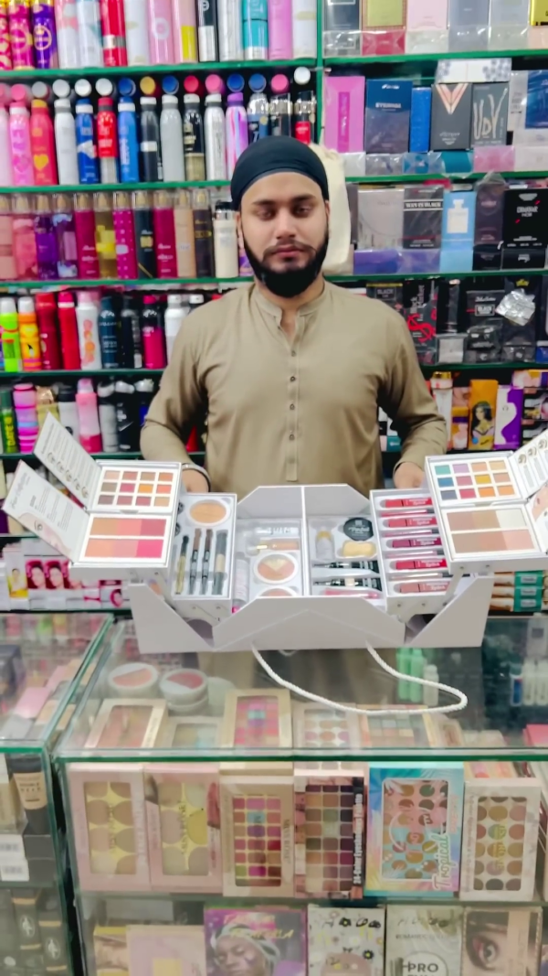 Ultimate All-in-One Makeup Kit – Eyeshadows, Lipsticks, Blush, and More in One Convenient Set