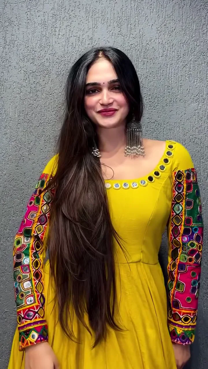 Graceful Teal Silk Saree with Embroidered Pallu and Designer Blouse - Image 2