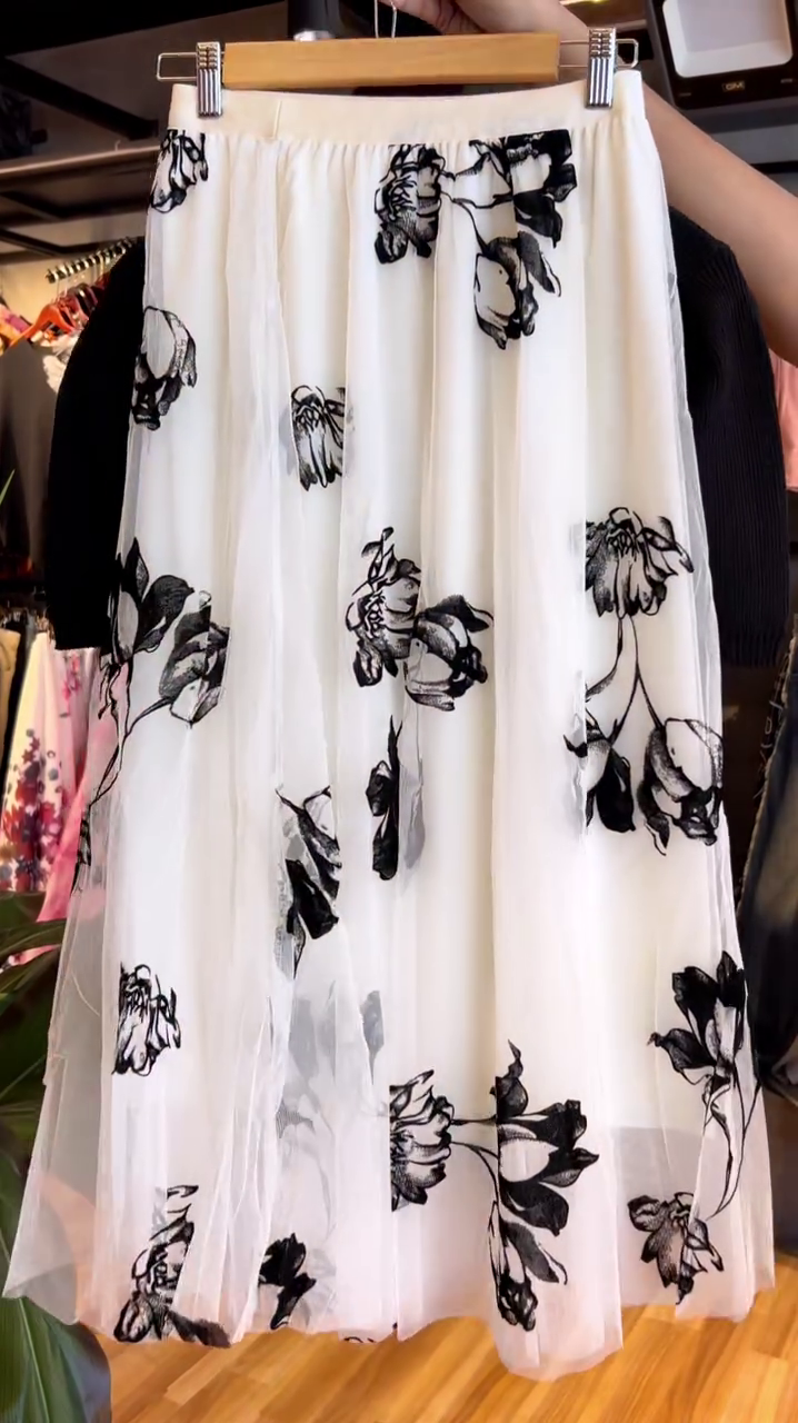 Handloom Beige Cotton Saree with Red Temple Border and Traditional Weave - Image 2