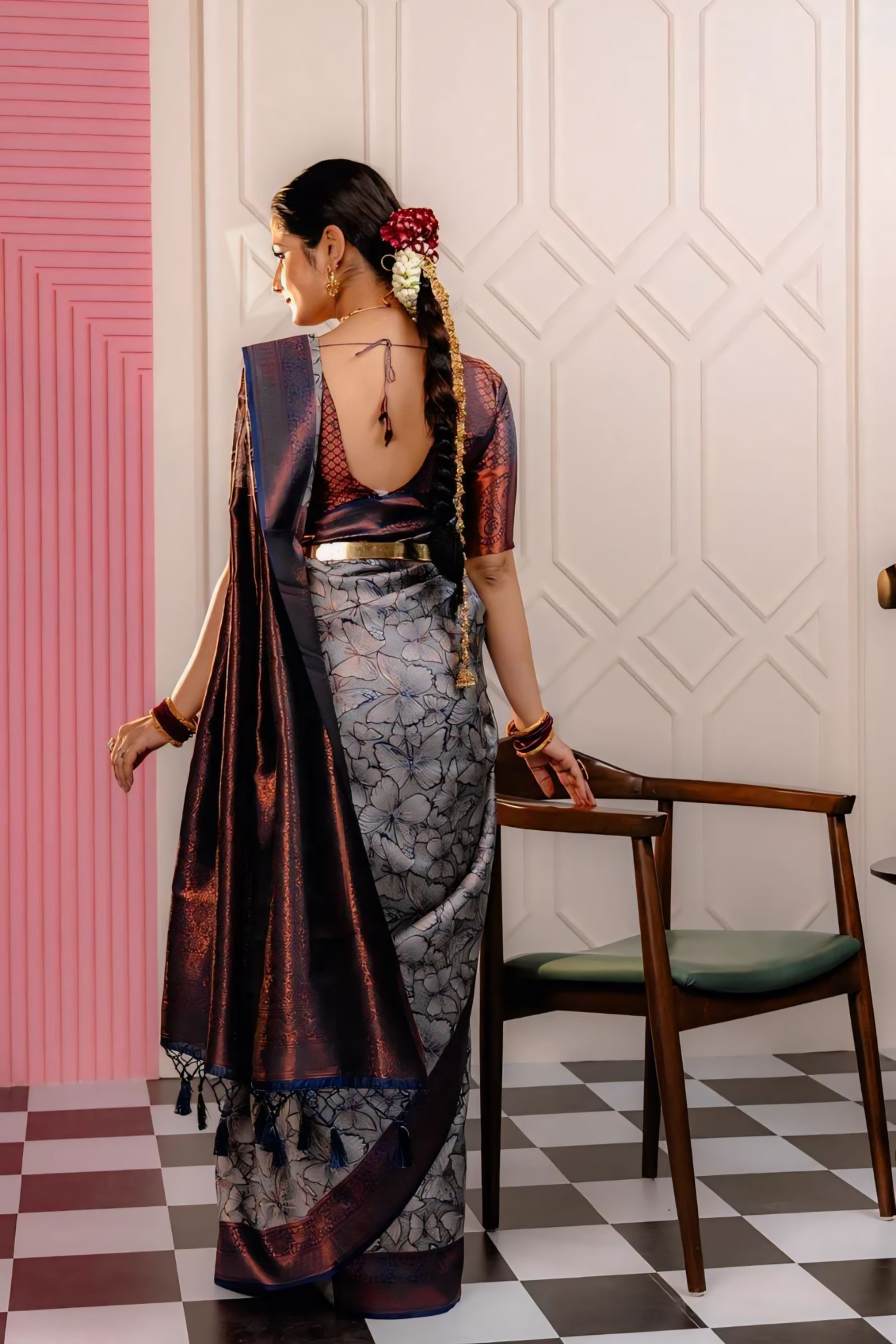 THE SAREE SHOWCASES A DELICATE INTERPLAY OF COLORS AND PATTERNS - Image 2